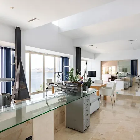 Exclusive Seafront Villa,private Pool,gym,bbq Villa